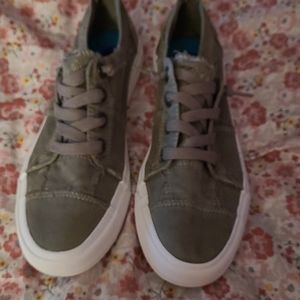 Womens blow fish tennis shoes